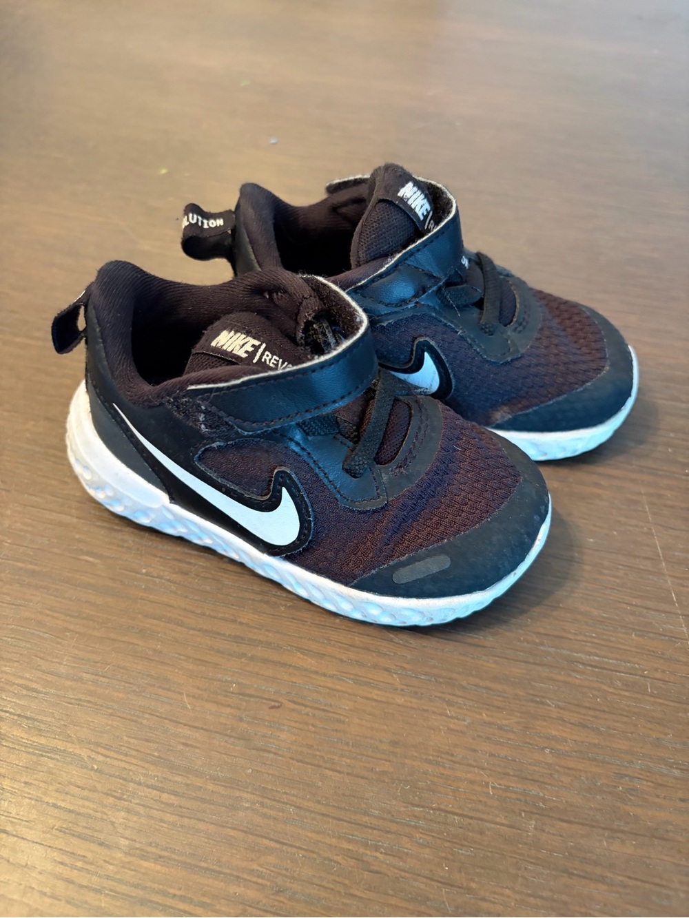 Nike | Infant Black Sneakers with White Swoosh | Size: 6C - Picture 3 of 5